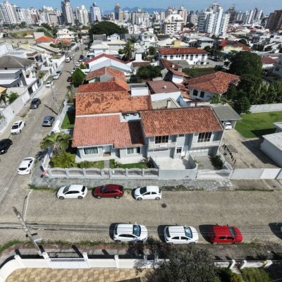 Casa Residencial com 262m², 4 quartos (sendo 1 suíte), 4 garagens, no bairro Balneário em Florianópolis