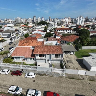 Casa Residencial com 262m², 4 quartos (sendo 1 suíte), 4 garagens, no bairro Balneário em Florianópolis