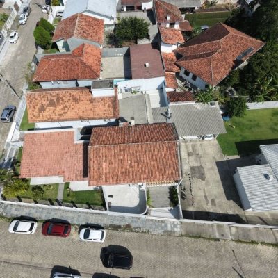 Casa Residencial com 262m², 4 quartos (sendo 1 suíte), 4 garagens, no bairro Balneário em Florianópolis
