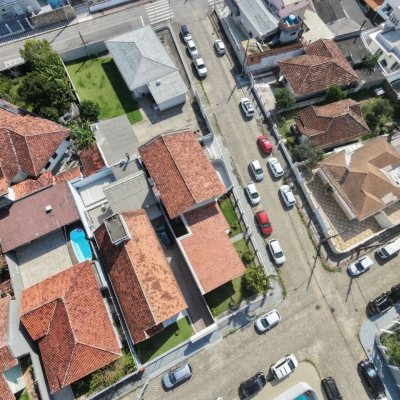 Casa Residencial com 262m², 4 quartos (sendo 1 suíte), 4 garagens, no bairro Balneário em Florianópolis