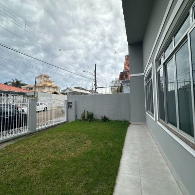 Casa Residencial com 262m², 4 quartos (sendo 1 suíte), 4 garagens, no bairro Balneário em Florianópolis
