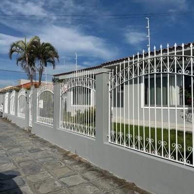 Casa Residencial com 262m², 4 quartos (sendo 1 suíte), 4 garagens, no bairro Balneário em Florianópolis