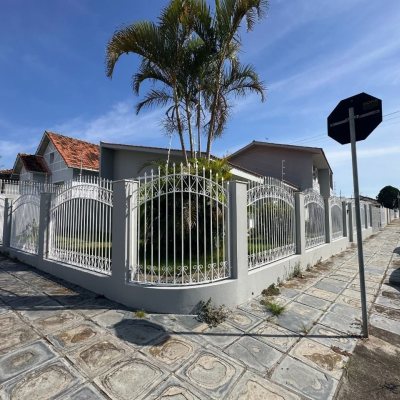 Casa Residencial com 262m², 4 quartos (sendo 1 suíte), 4 garagens, no bairro Balneário em Florianópolis