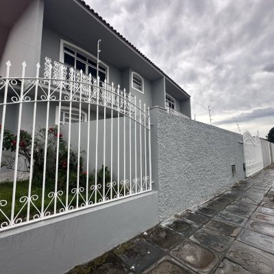 Casa Residencial com 262m², 4 quartos (sendo 1 suíte), 4 garagens, no bairro Balneário em Florianópolis