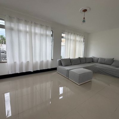 Casa Residencial com 262m², 4 quartos (sendo 1 suíte), 4 garagens, no bairro Balneário em Florianópolis