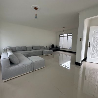 Casa Residencial com 262m², 4 quartos (sendo 1 suíte), 4 garagens, no bairro Balneário em Florianópolis