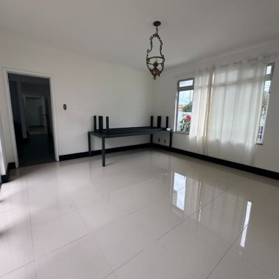 Casa Residencial com 262m², 4 quartos (sendo 1 suíte), 4 garagens, no bairro Balneário em Florianópolis