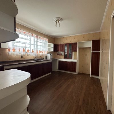 Casa Residencial com 262m², 4 quartos (sendo 1 suíte), 4 garagens, no bairro Balneário em Florianópolis