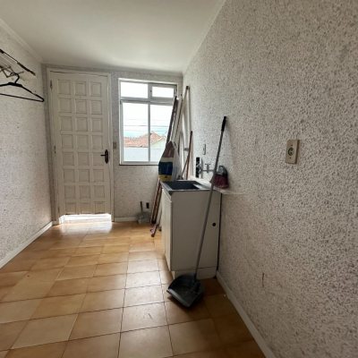 Casa Residencial com 262m², 4 quartos (sendo 1 suíte), 4 garagens, no bairro Balneário em Florianópolis