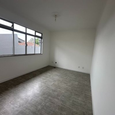 Casa Residencial com 262m², 4 quartos (sendo 1 suíte), 4 garagens, no bairro Balneário em Florianópolis