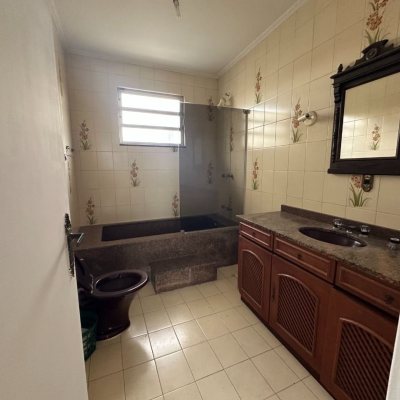 Casa Residencial com 262m², 4 quartos (sendo 1 suíte), 4 garagens, no bairro Balneário em Florianópolis