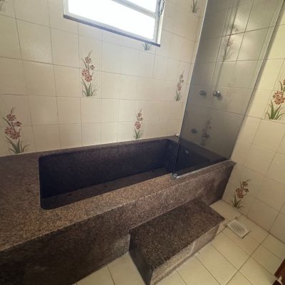 Casa Residencial com 262m², 4 quartos (sendo 1 suíte), 4 garagens, no bairro Balneário em Florianópolis