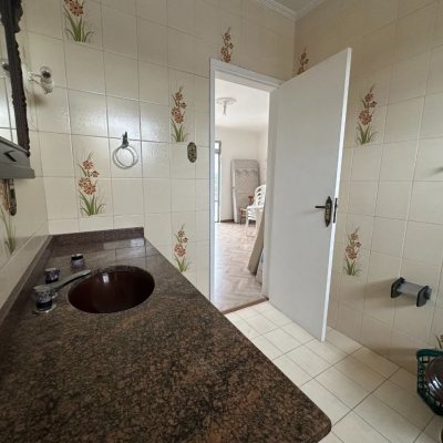 Casa Residencial com 262m², 4 quartos (sendo 1 suíte), 4 garagens, no bairro Balneário em Florianópolis