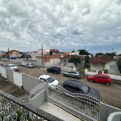 Casa Residencial com 262m², 4 quartos (sendo 1 suíte), 4 garagens, no bairro Balneário em Florianópolis