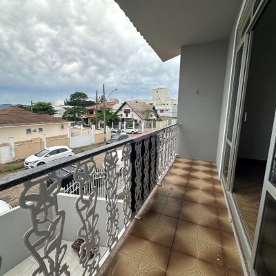 Casa Residencial com 262m², 4 quartos (sendo 1 suíte), 4 garagens, no bairro Balneário em Florianópolis