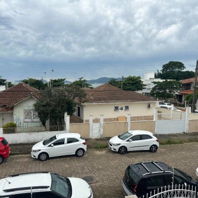 Casa Residencial com 262m², 4 quartos (sendo 1 suíte), 4 garagens, no bairro Balneário em Florianópolis
