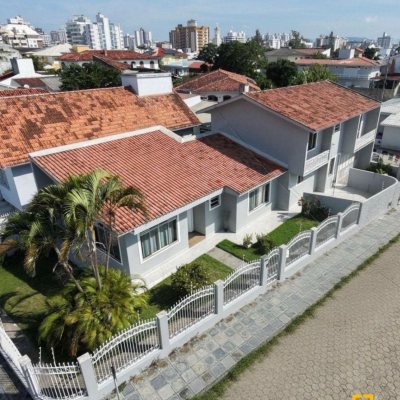 Casa Residencial com 262m², 4 quartos (sendo 1 suíte), 4 garagens, no bairro Balneário em Florianópolis
