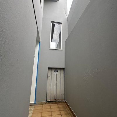 Casa Residencial com 262m², 4 quartos (sendo 1 suíte), 4 garagens, no bairro Balneário em Florianópolis
