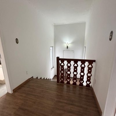 Casa Residencial com 262m², 4 quartos (sendo 1 suíte), 4 garagens, no bairro Balneário em Florianópolis