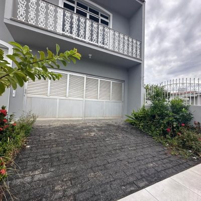 Casa Residencial com 262m², 4 quartos (sendo 1 suíte), 4 garagens, no bairro Balneário em Florianópolis