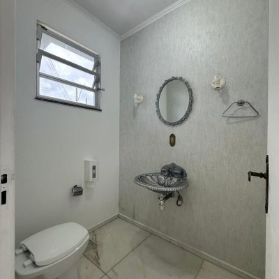 Casa Residencial com 262m², 4 quartos (sendo 1 suíte), 4 garagens, no bairro Balneário em Florianópolis