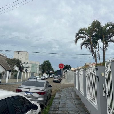 Casa Residencial com 262m², 4 quartos (sendo 1 suíte), 4 garagens, no bairro Balneário em Florianópolis