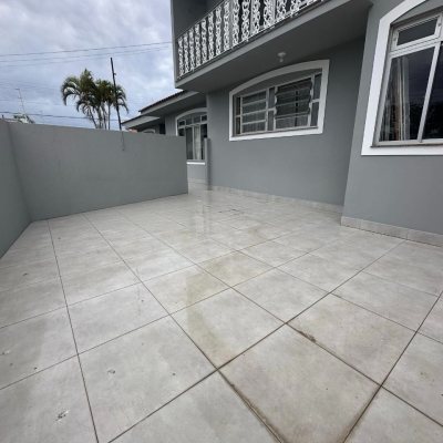 Casa Residencial com 262m², 4 quartos (sendo 1 suíte), 4 garagens, no bairro Balneário em Florianópolis