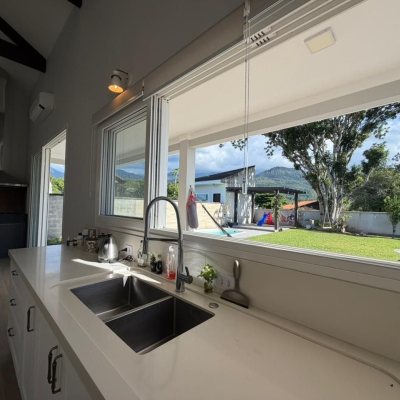 Casa em Condomínio com 204m², 3 quartos (sendo 1 suíte), 1 garagem, no bairro Sul Do Rio em Santo Amaro Da Imperatriz