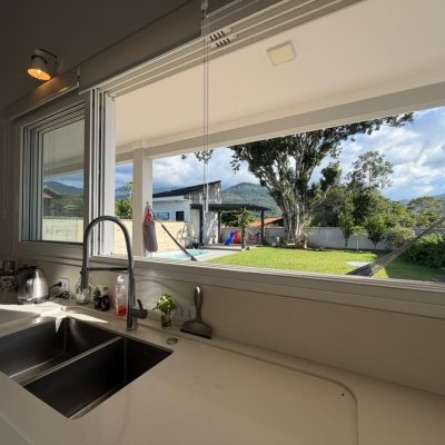 Casa em Condomínio com 204m², 3 quartos (sendo 1 suíte), 1 garagem, no bairro Sul Do Rio em Santo Amaro Da Imperatriz