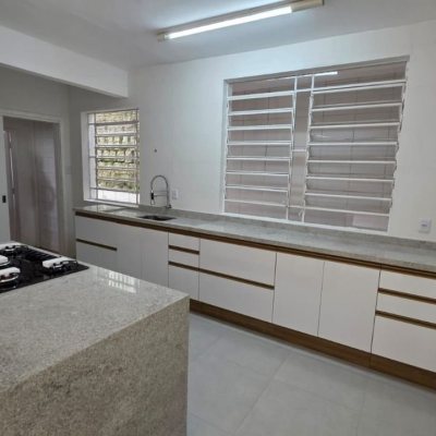 Casa Residencial/Comercial com 272m², 4 garagens, no bairro Agronômica em Florianópolis