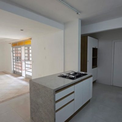 Casa Residencial/Comercial com 272m², 4 garagens, no bairro Agronômica em Florianópolis