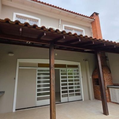 Casa Residencial/Comercial com 272m², 4 garagens, no bairro Agronômica em Florianópolis