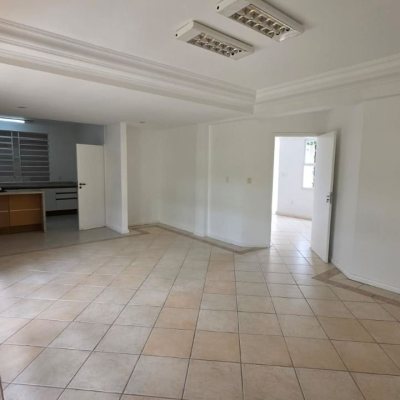 Casa Residencial/Comercial com 272m², 4 garagens, no bairro Agronômica em Florianópolis