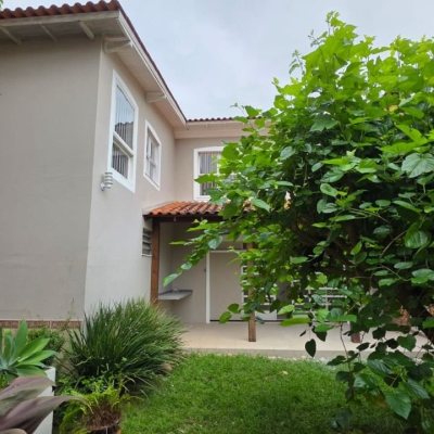 Casa Residencial/Comercial com 272m², 4 garagens, no bairro Agronômica em Florianópolis