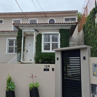 Casa Residencial/Comercial com 272m², 4 garagens, no bairro Agronômica em Florianópolis