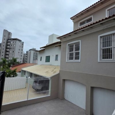 Casa Residencial/Comercial com 272m², 4 garagens, no bairro Agronômica em Florianópolis
