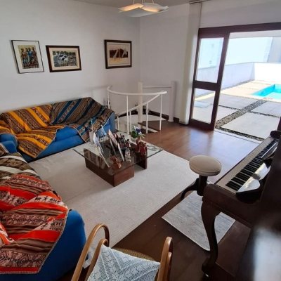 Casa Residencial com 400m², 4 quartos (sendo 1 suíte), no bairro Itaguaçu em Florianópolis