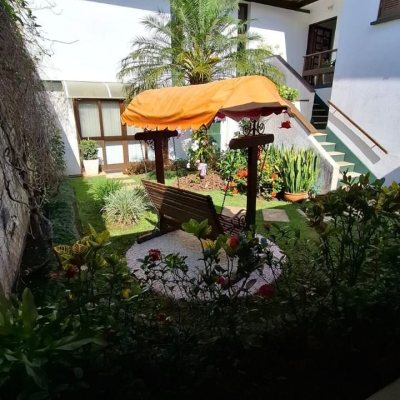 Casa Residencial com 400m², 4 quartos (sendo 1 suíte), no bairro Itaguaçu em Florianópolis