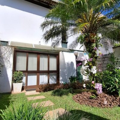 Casa Residencial com 400m², 4 quartos (sendo 1 suíte), no bairro Itaguaçu em Florianópolis