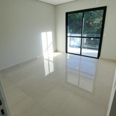 Sobrado Residencial com 140m², 3 quartos (sendo 1 suíte), 2 garagens, no bairro Ingleses do Rio Vermelho em Florianópolis