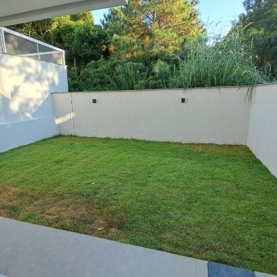 Sobrado Residencial com 140m², 3 quartos (sendo 1 suíte), 2 garagens, no bairro Ingleses do Rio Vermelho em Florianópolis