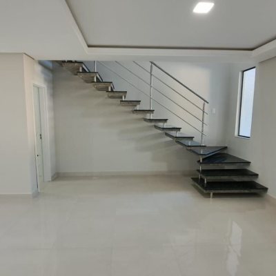 Sobrado Residencial com 140m², 3 quartos (sendo 1 suíte), 2 garagens, no bairro Ingleses do Rio Vermelho em Florianópolis