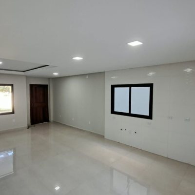 Sobrado Residencial com 140m², 3 quartos (sendo 1 suíte), 2 garagens, no bairro Ingleses do Rio Vermelho em Florianópolis