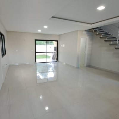 Sobrado Residencial com 140m², 3 quartos (sendo 1 suíte), 2 garagens, no bairro Ingleses do Rio Vermelho em Florianópolis