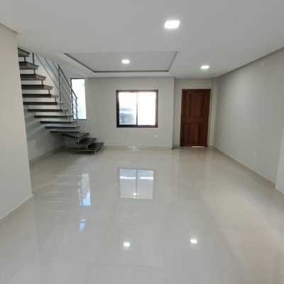 Sobrado Residencial com 140m², 3 quartos (sendo 1 suíte), 2 garagens, no bairro Ingleses do Rio Vermelho em Florianópolis