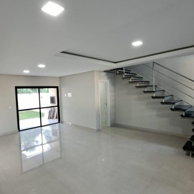 Sobrado Residencial com 140m², 3 quartos (sendo 1 suíte), 2 garagens, no bairro Ingleses do Rio Vermelho em Florianópolis