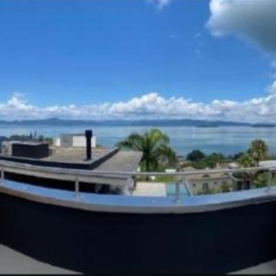 Casa em Condomínio com 323m², 3 quartos (sendo 3 suítes), 4 garagens, no bairro Cacupé em Florianópolis