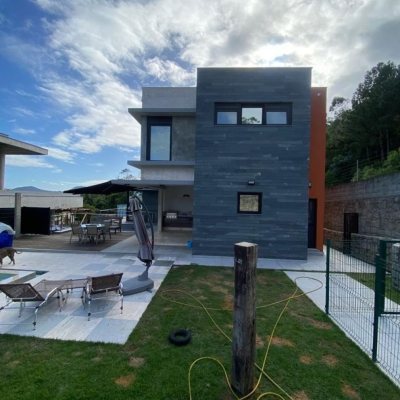 Casa em Condomínio com 323m², 3 quartos (sendo 3 suítes), 4 garagens, no bairro Cacupé em Florianópolis