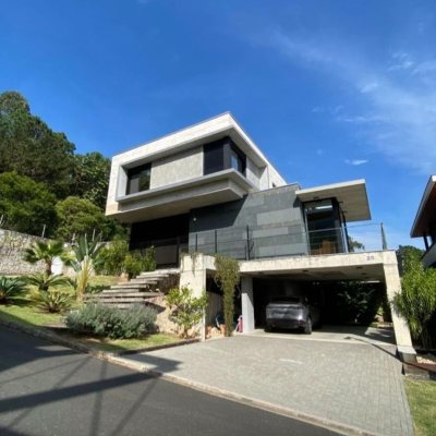 Casa em Condomínio com 323m², 3 quartos (sendo 3 suítes), 4 garagens, no bairro Cacupé em Florianópolis