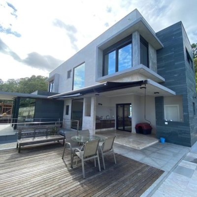 Casa em Condomínio com 323m², 3 quartos (sendo 3 suítes), 4 garagens, no bairro Cacupé em Florianópolis